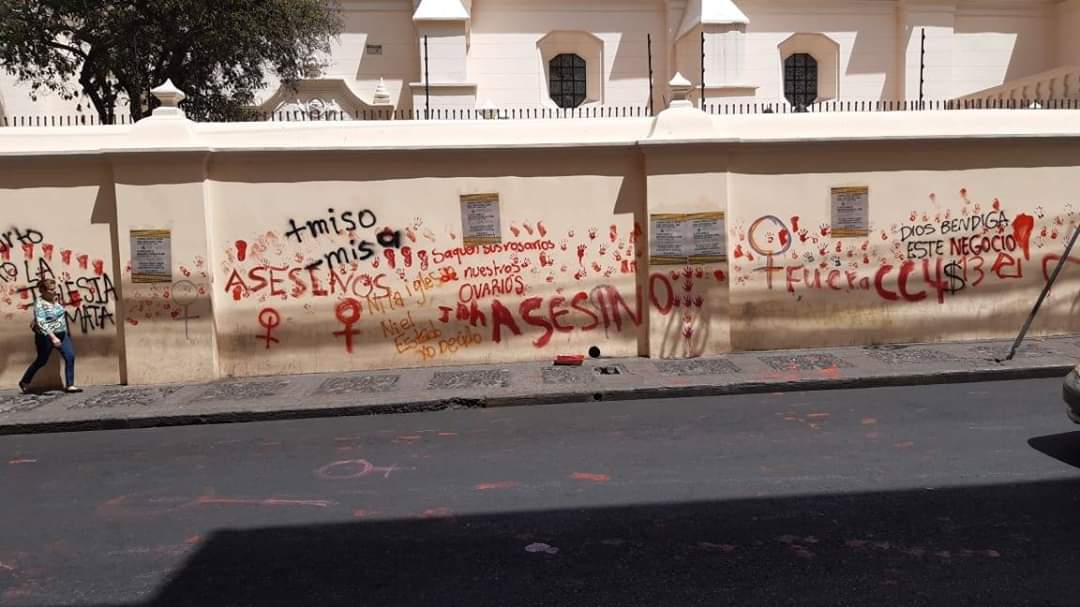 Manifestantes manchan y dejan mensajes ofensivos en las paredes de la Catedral de Tegucigalpa