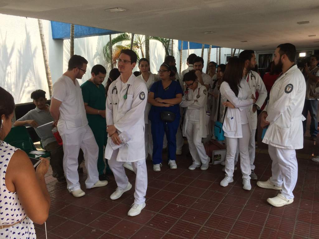 Médicos internos dan plazo de 36 horas al gobierno para que abastezca hospitales ante casos de covid-19