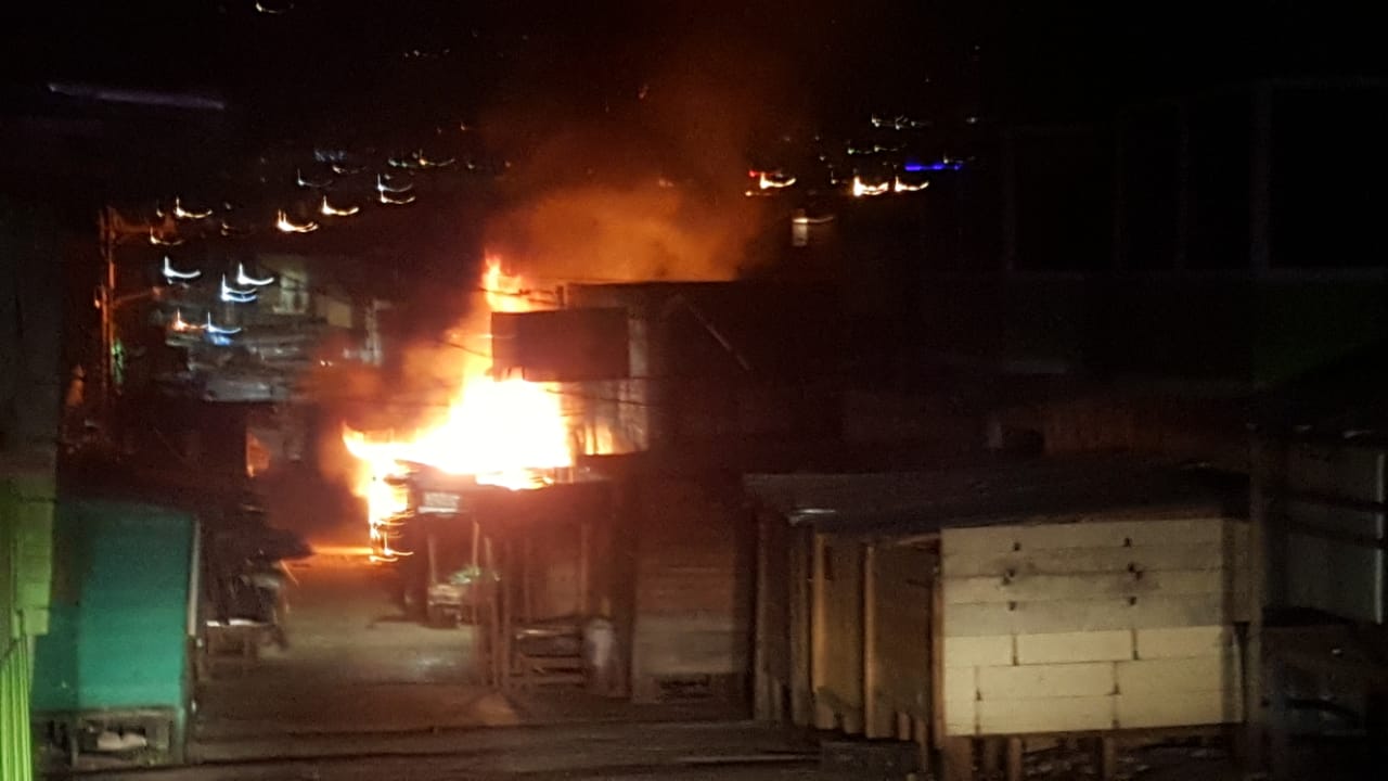 Incendio consume unos cinco puestos de frutas y verduras en mercado de Comayagüela