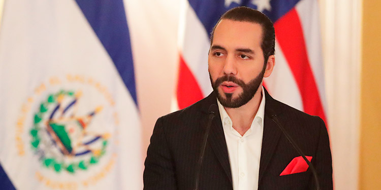 Presidente de El Salvador y canciller mexicano se enfrentan por vuelo con coronavirus