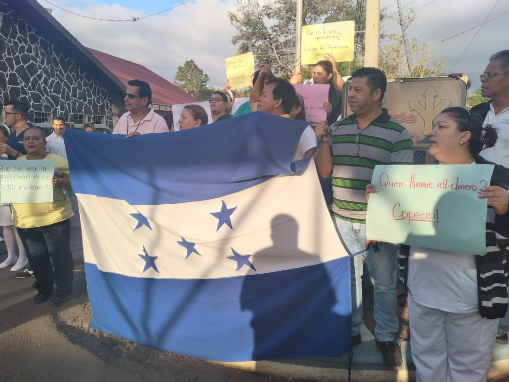 Empleados del Hospital Tórax protestan por falta de equipo médico para atender posibles casos de coronavirus