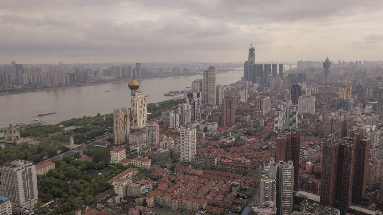 Wuhan, lugar del brote del coronavirus reabrió las líneas del metro y las fronteras