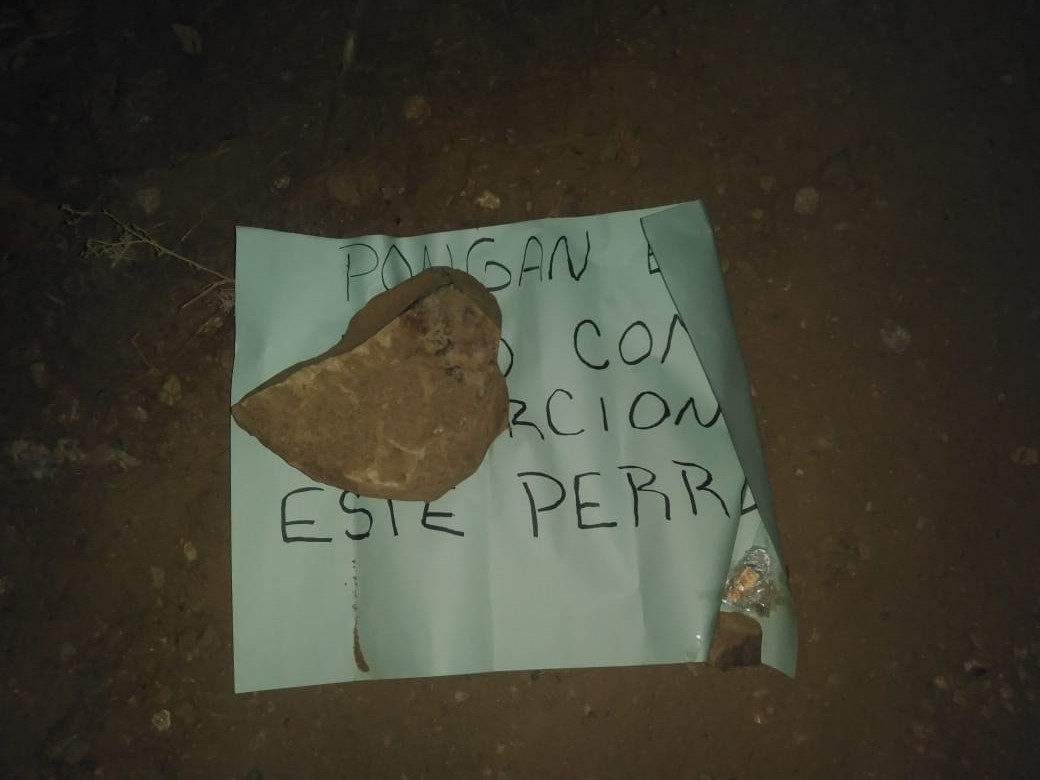 Matan a supuesto extorsionador en la capital; responsables dejan rótulo y una USB explicando el crimen