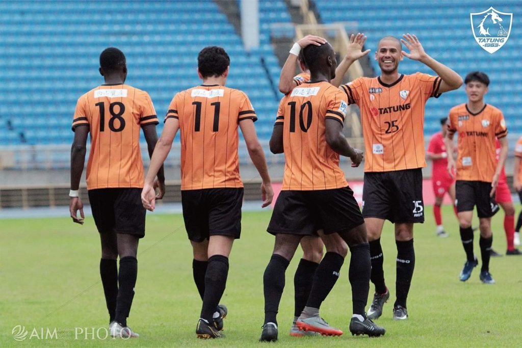 Dos futbolistas hondureños continúan jugando en Taiwán