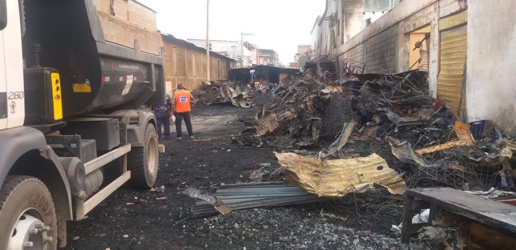 Puestos consumidos a cenizas.