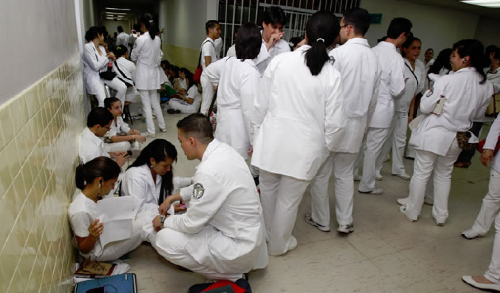 Coronavirus: médicos internos amenazan con abandonar las guardias por falta de equipo de bioseguridad en Honduras