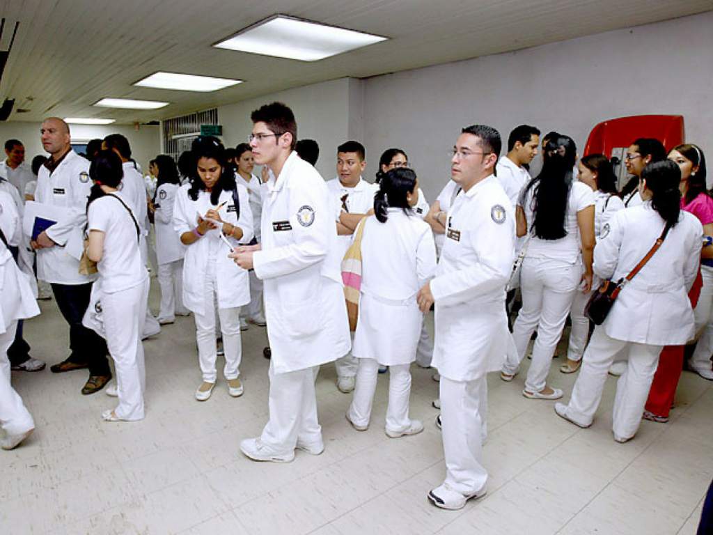 Médicos residentes amenazan con abandonar las salas de atención por la falta de equipo de bioseguridad