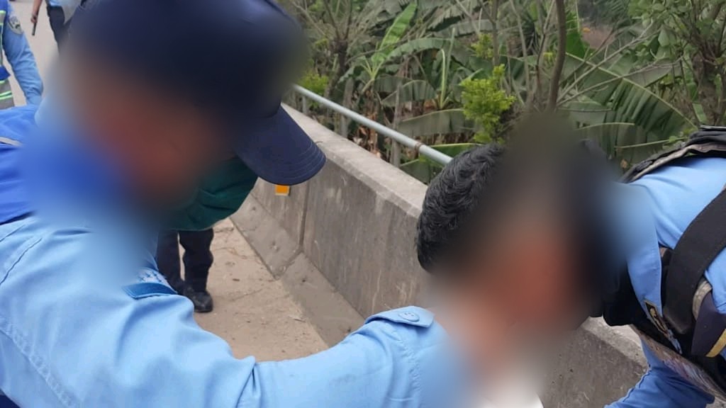 Con piedras y objetos contusos fueron golpeados tres agentes policiales durante desalojo en Comayagua