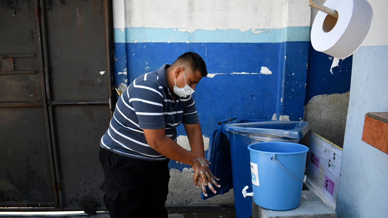 Guatemala prepara albergues para deportados desde Estados Unidos por coronavirus