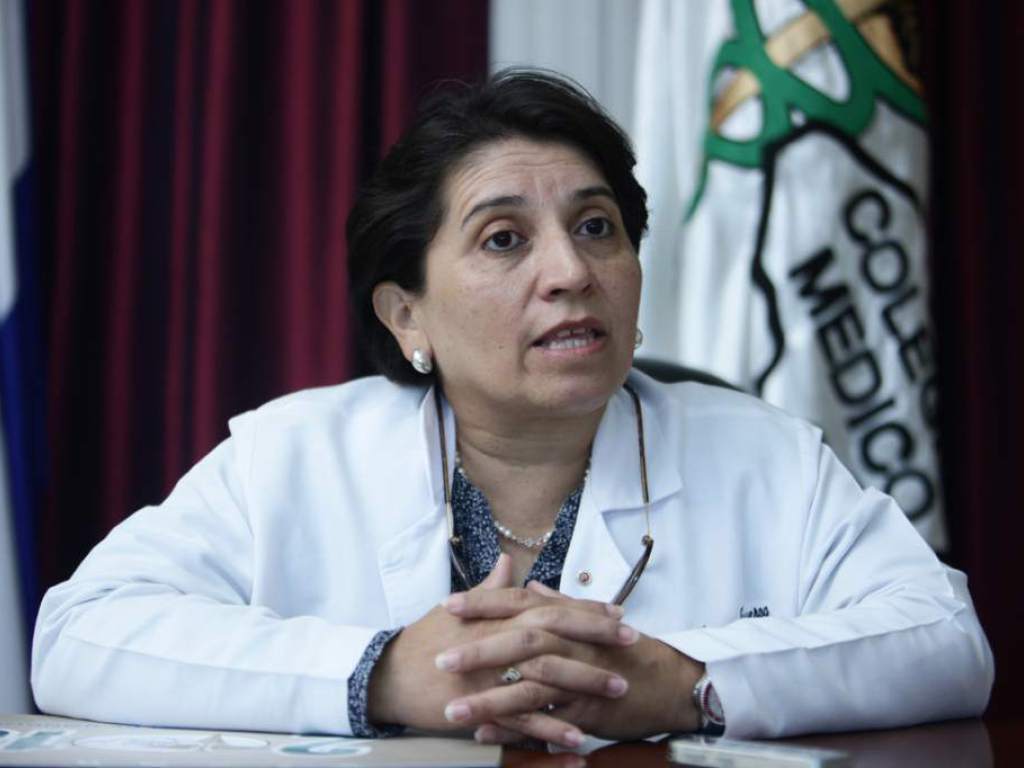 Colegio Médico denuncia al gobierno por no dotar de equipo de bioseguridad a médicos en crisis por covid-19