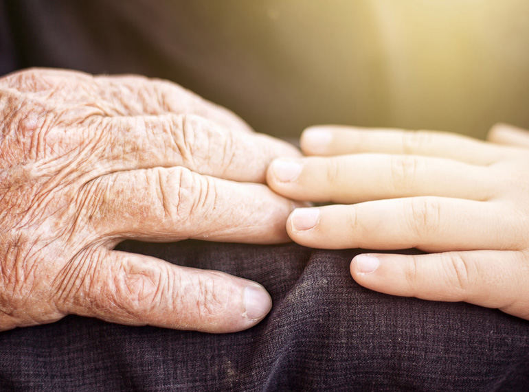 Hombre de 106 años muere de tristeza por no poder abrazar a su familia a causa del covid-19 en Italia