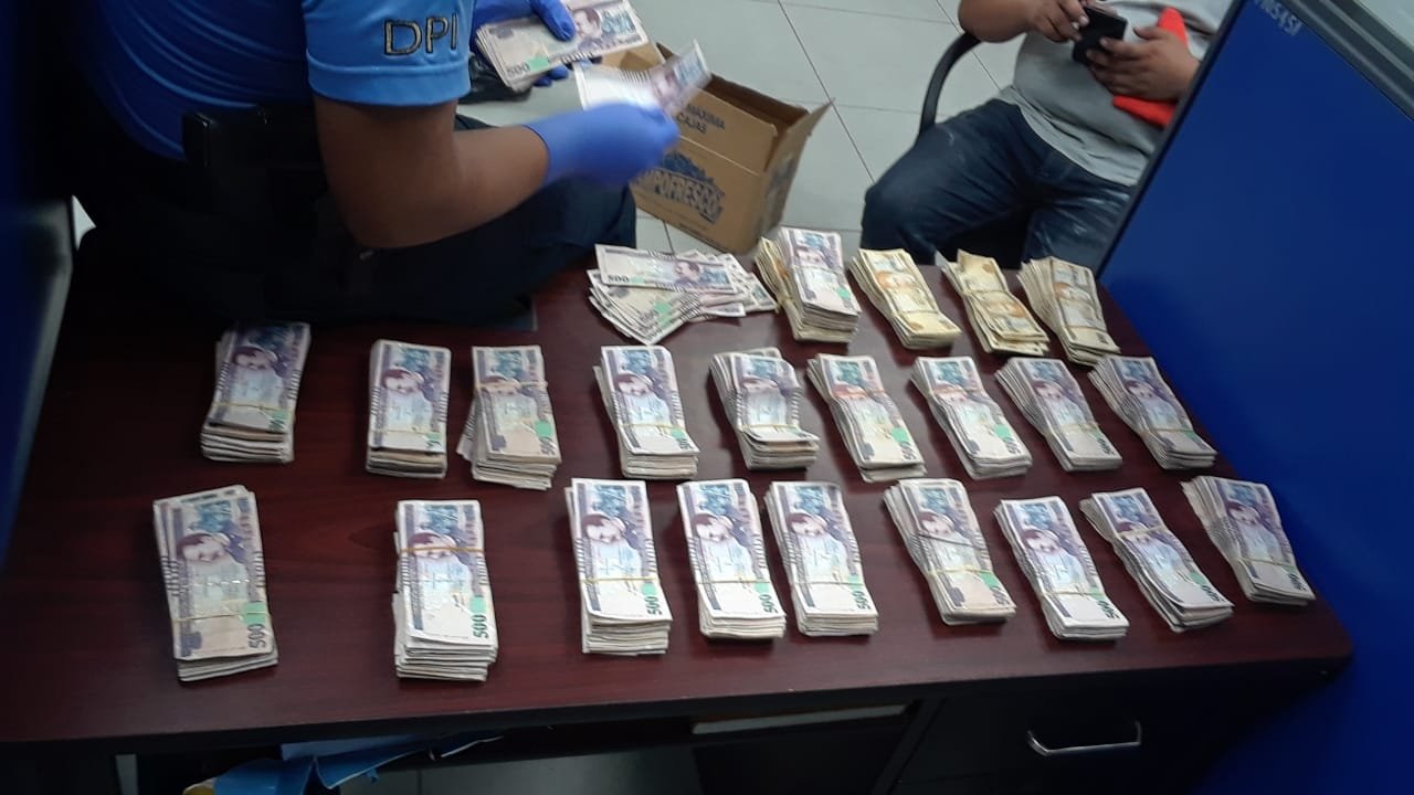 Arrestan a hondureños en posesión de más de un millón de lempiras ocultos en cajas de pañales