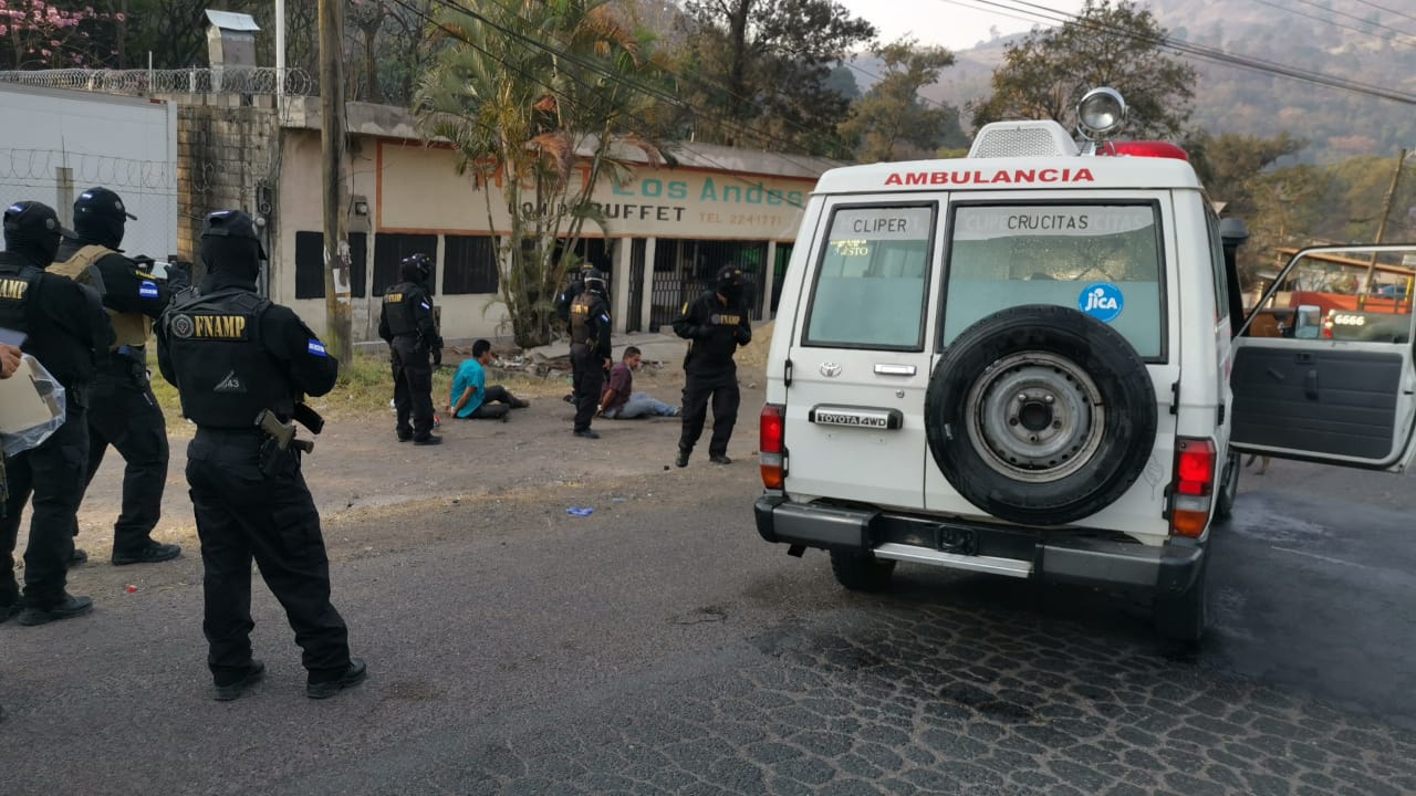 Imagen de Capturan a dos empleados del Hospital Escuela por supuestamente traficar drogas en una ambulancia