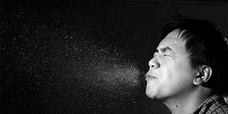 Imagen de ¿A cuántos metros pueden llegar las gotas de un estornudo de una persona con covid-19?