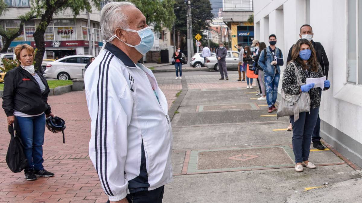 Policía mueve su cuerpo al ritmo de zumba para alegrar barrios en Colombia