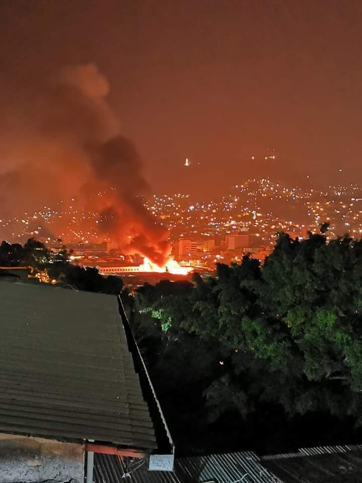 Las fotos del voraz incendio que consumió más de 400 puestos en mercados de Comayagüela