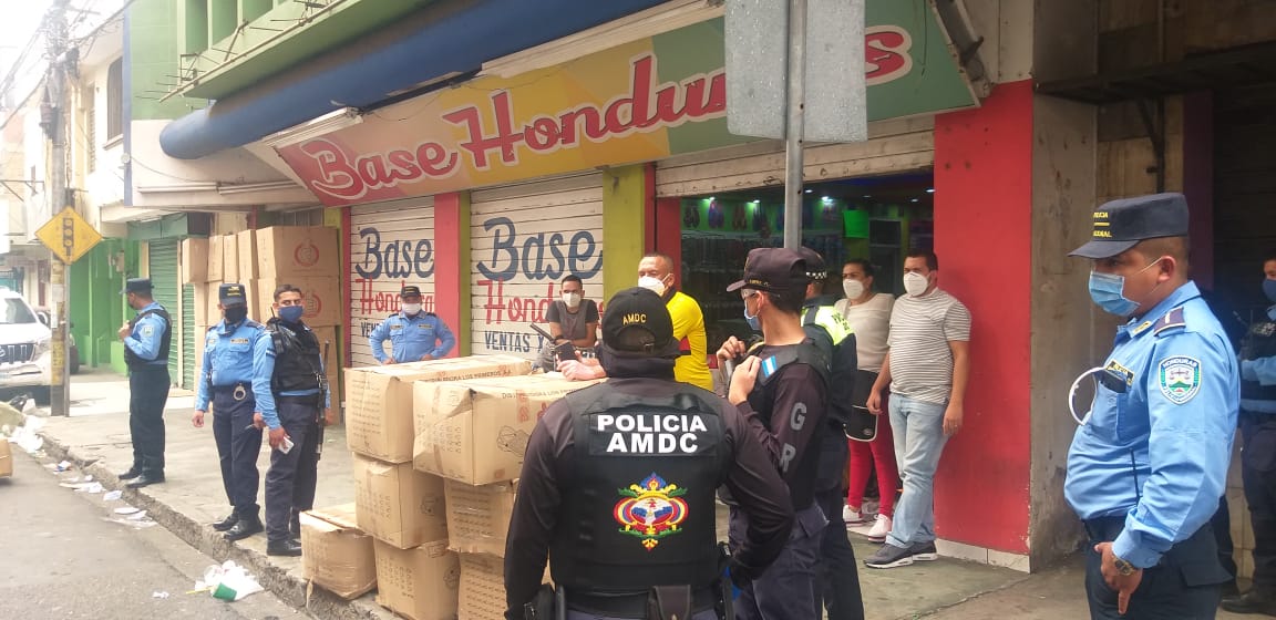Inspeccionan negocio por supuesto contrabando de mascarillas en Comayagüela