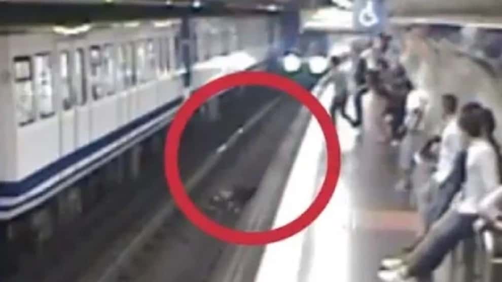 Por mirar su celular, una mujer cae en las vías del metro en Moscú