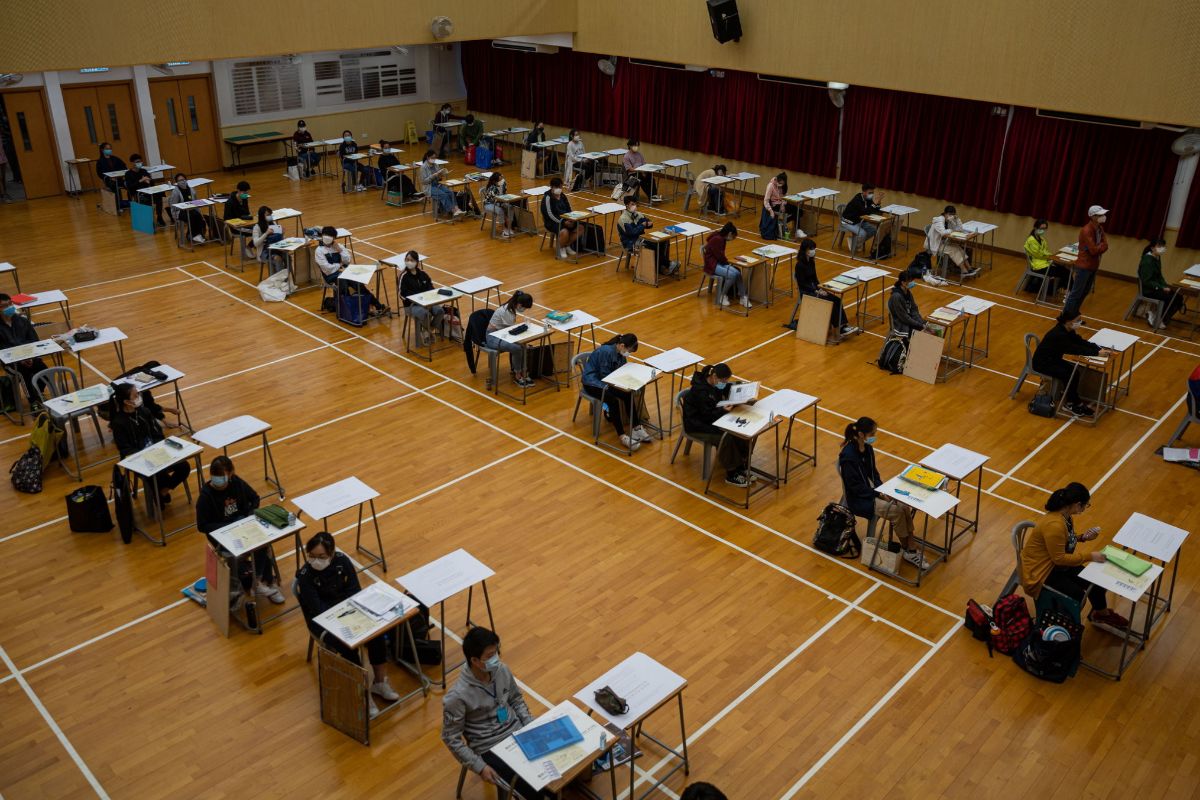 Con sombreros para distanciarse fue el regreso de los niños a los centros educativos en China