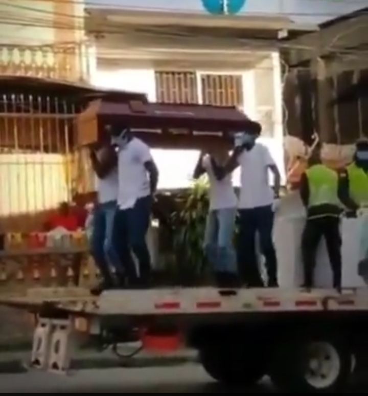 Policías de Colombia imitan al famoso meme de los bailarines africanos con un ataúd, mira el video