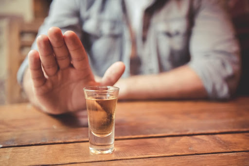 Personas que consumen alcohol están propensas a contraer el coronavirus, según IHADFA