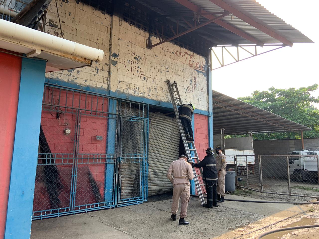 Pavoroso incendio consume una fábrica de camas en San Pedro Sula