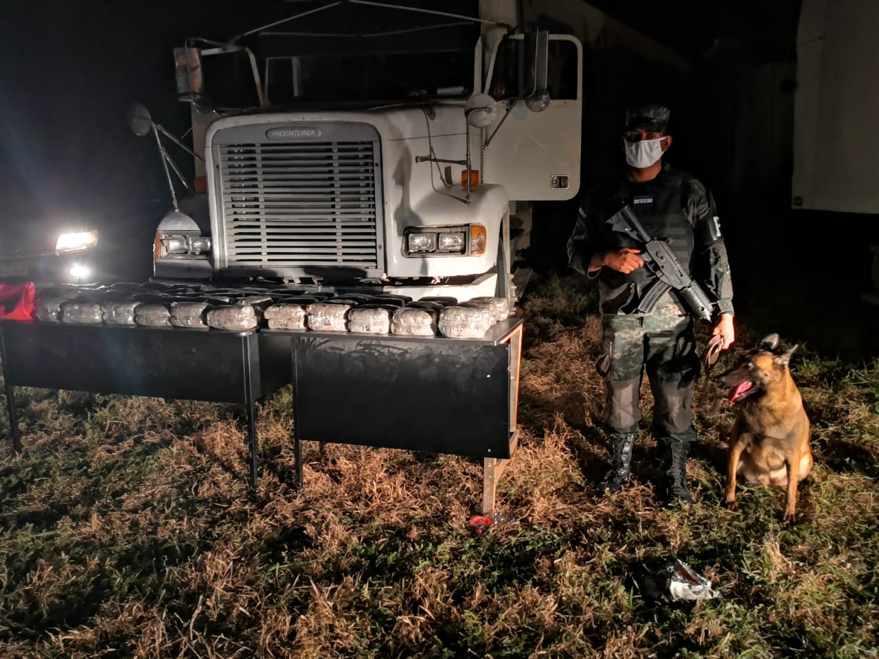 En el interior de un furgón encuentran unas 100 libras de marihuana en La Ceiba