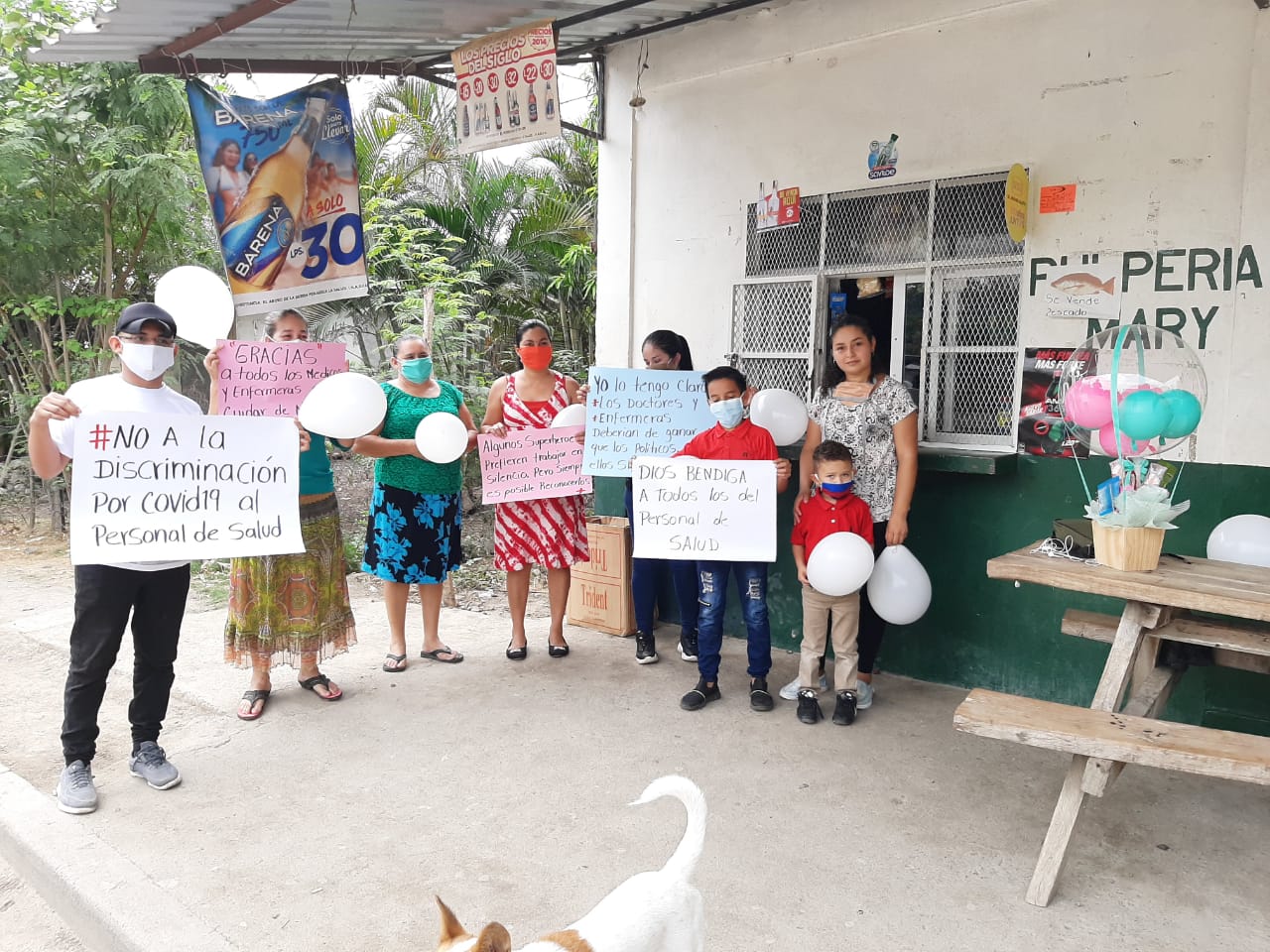 Con globos y pastel reciben a enfermera que ha sufrido discriminación en su lucha contra el covid-19 en Cofradía, Cortés