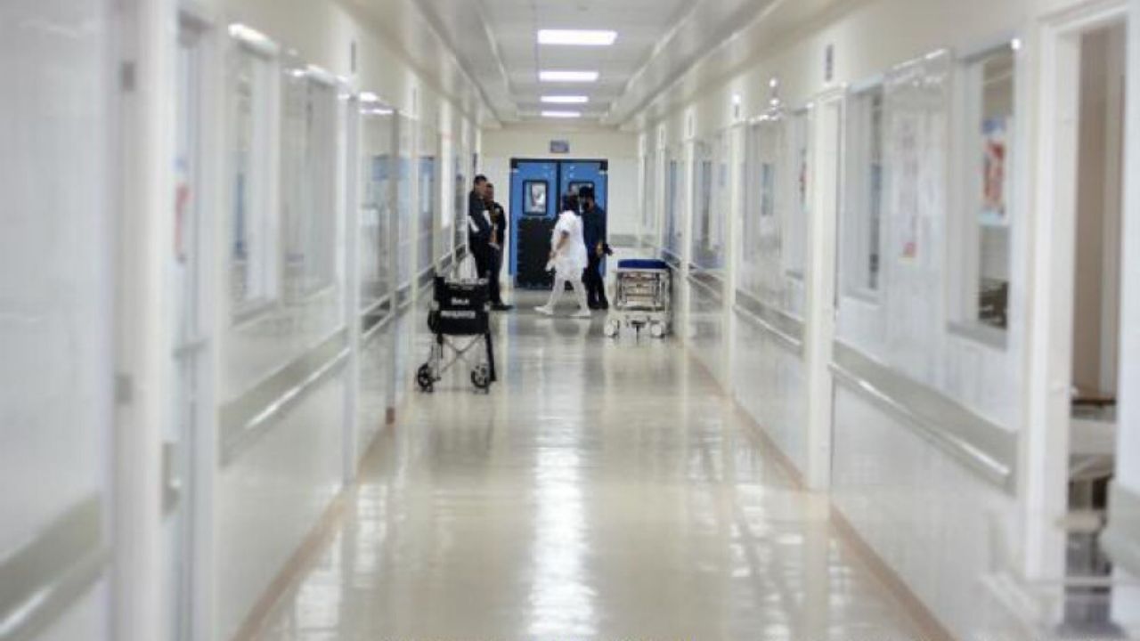 Dura realidad: una línea de esparadrapo es lo que separa a pacientes de covid-19 con demás internos en Hospital Escuela