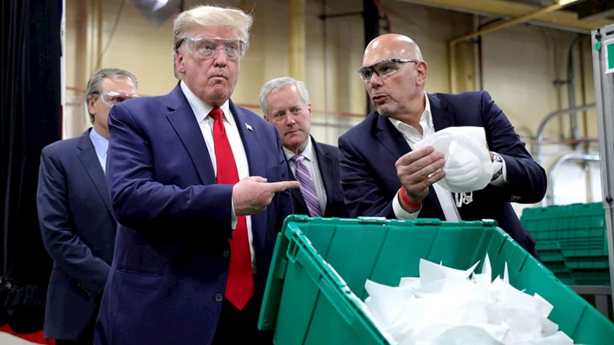 Donald Trump se rehúsa a usar mascarilla en actos públicos