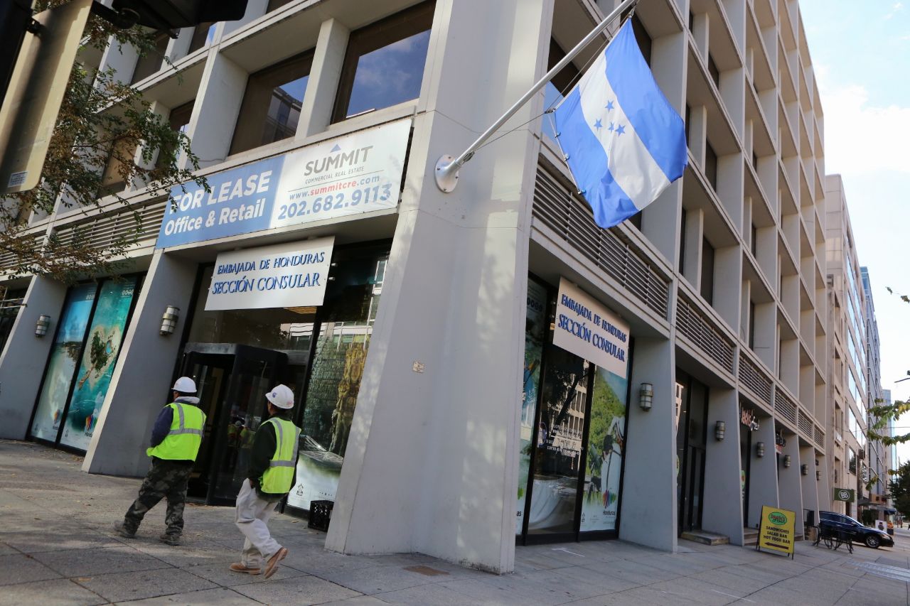 Hondureños resienten lentitud para su repatriación, y Cancillería dice que han retornado más de 6,000