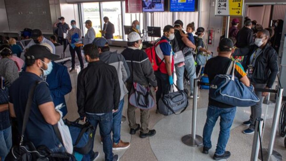 Más de 100 hondureños varados en aeropuerto de Houston, Texas claman por regreso a Honduras