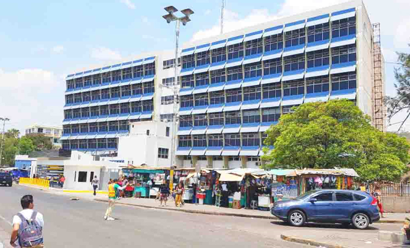 Dos enfermeras una de ellas embarazada con coronavirus en el Hospital Escuela de Tegucigalpa