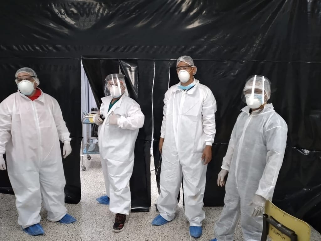 De esparadrapo cambian a plástico para dividir área de covid-19 en el Hospital Escuela