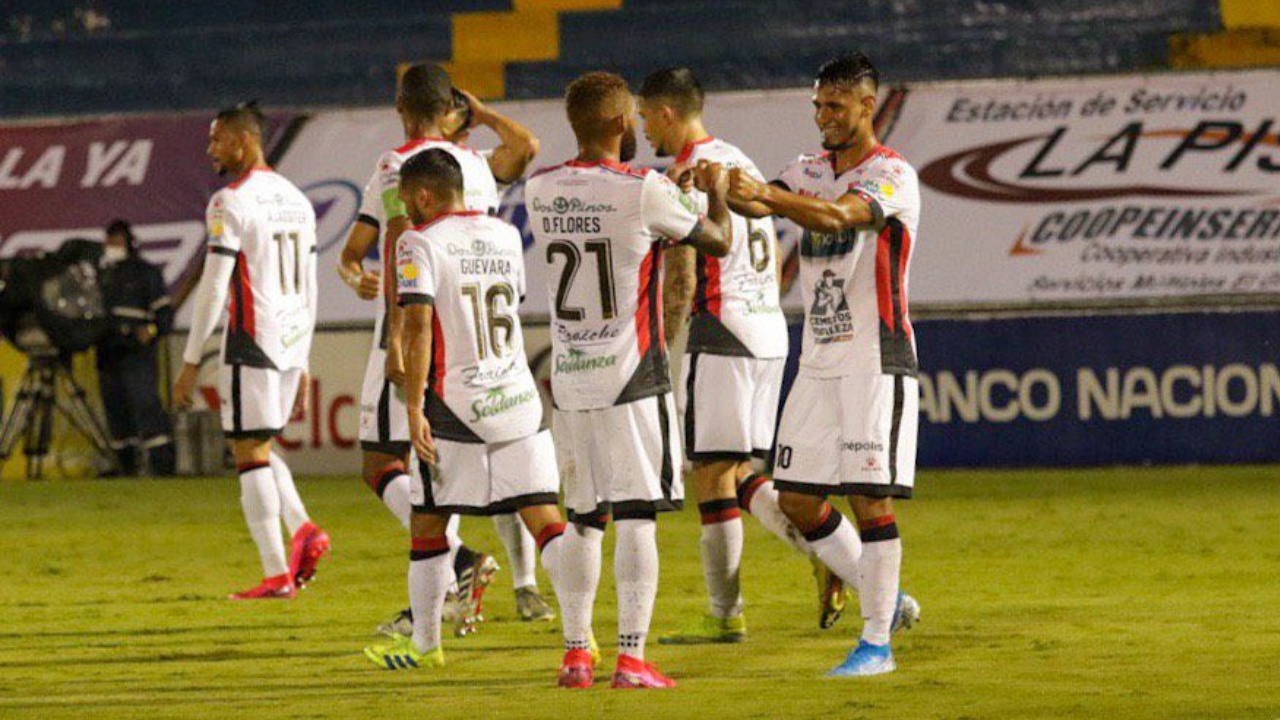 Alex López celebra su juego 100 con un golazo en la reanudación del fútbol de Costa Rica