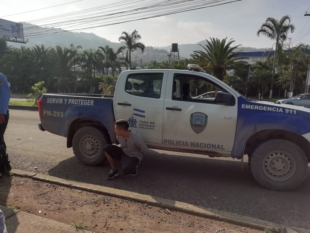 Ladrón se lleva una sorpresa al intentar asaltar a una policía en Tegucigalpa
