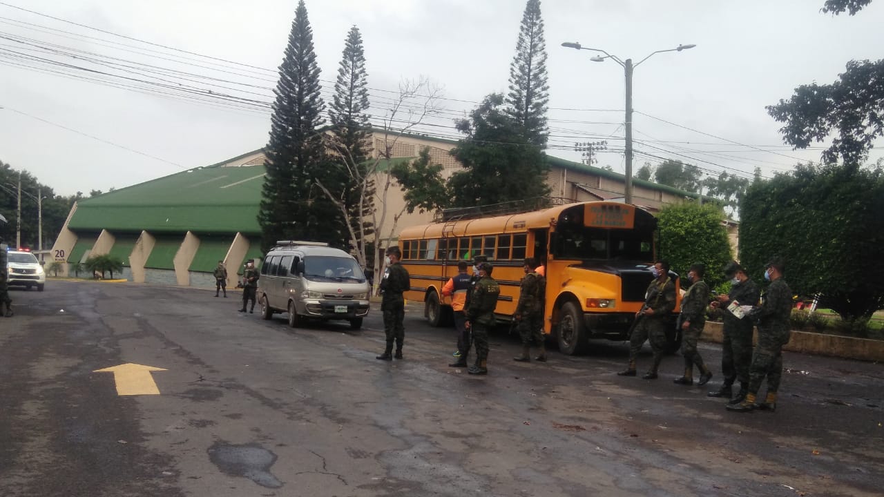 Tras cumplir período de cuarentena  64 hondureños deportados son trasladados a sus lugares de orígenes
