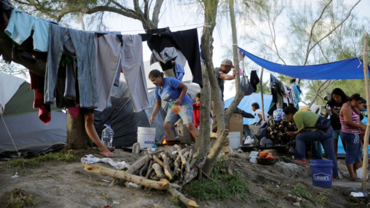 Habilitan hospital móvil para migrantes con síntomas de covid-19 entre México y Estados Unidos