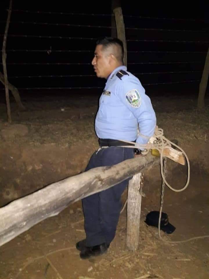 Pobladores amarran a dos policías por temor a la propagación del coronavirus en La Paz