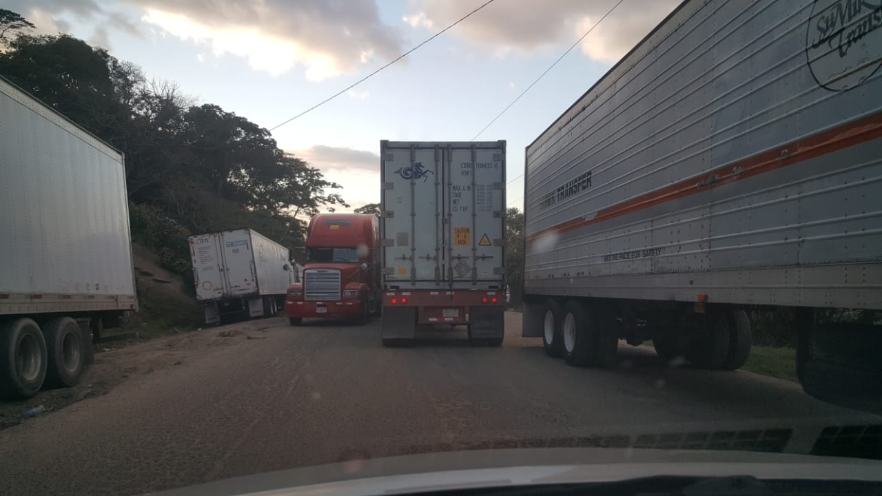 Transportista hondureño de carga pesada denuncia retención de más de 600 rastras en Costa Rica, 100 son de Honduras