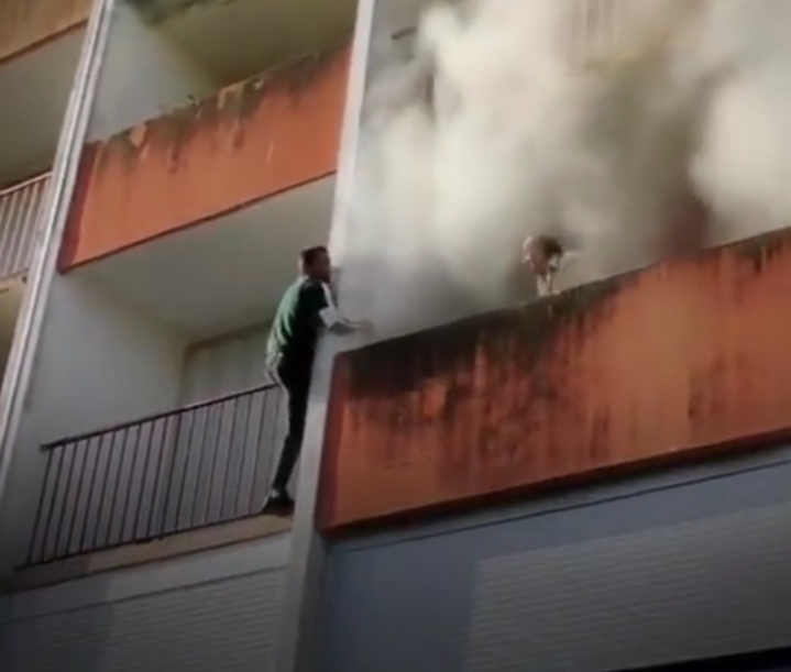 Vídeo: Dos hombres rescatan a un anciano atrapado en un edificio en llamas