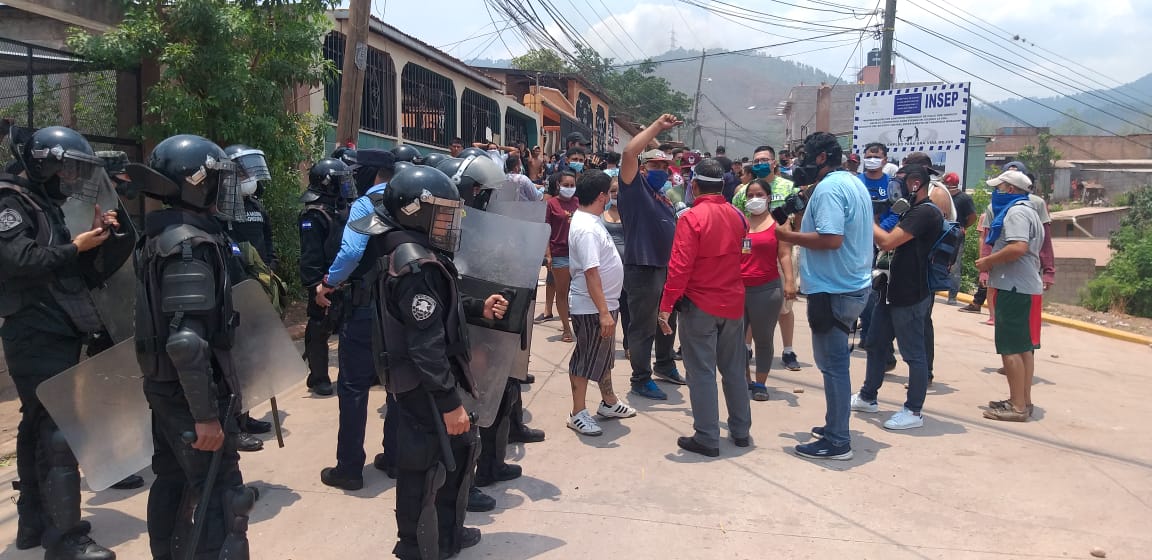 Habitantes de la colonia La Era impiden entierro de persona que supuestamente murió por covid-19