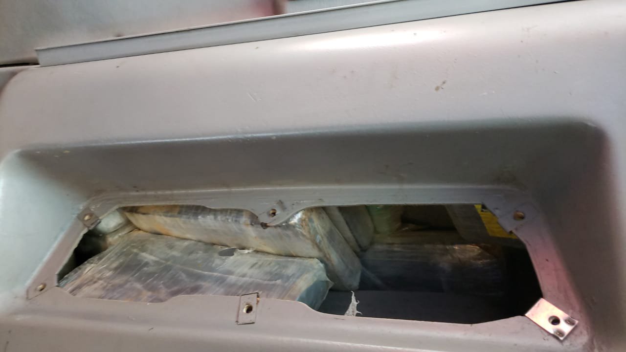 Descubren más de 200 paquetes de supuesta cocaína en un furgón en el norte de Honduras