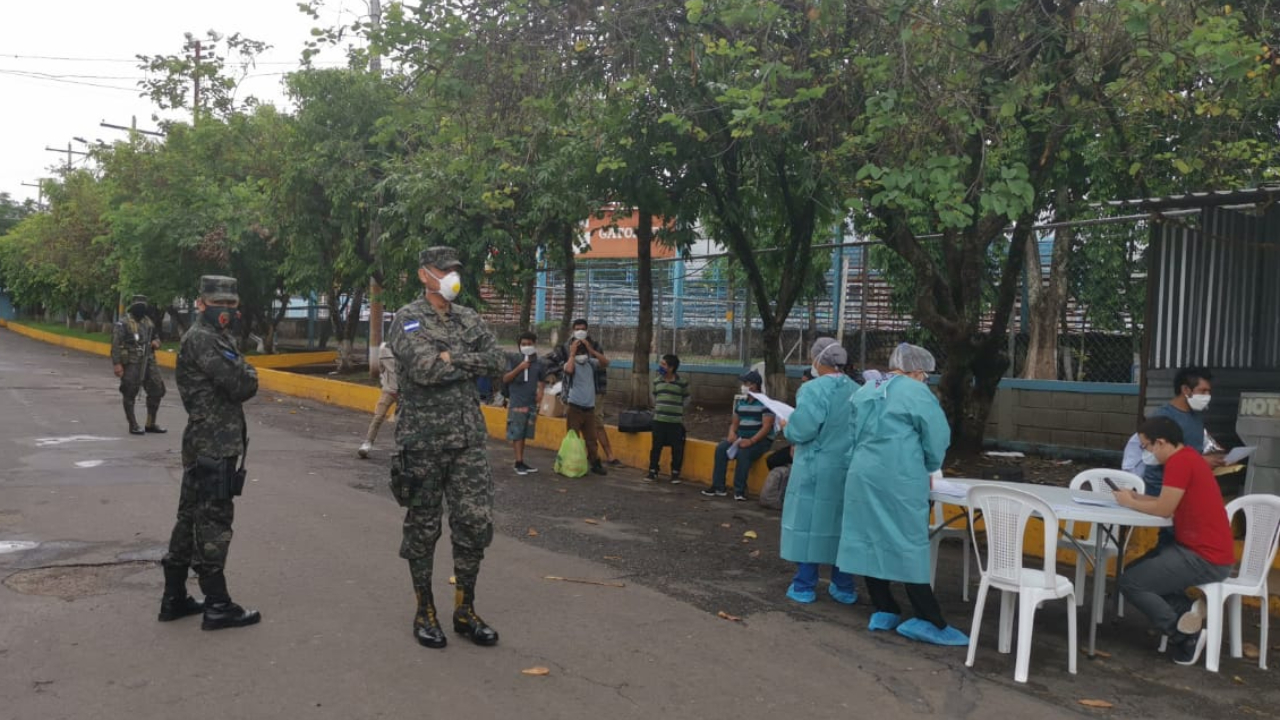 Envían a mil migrantes hondureños a su lugar de origen tras ser deportados y cumplir cuarentena