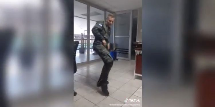 Prohíben a militares hondureños utilizar TikTok, por vídeo viral de soldado bailando