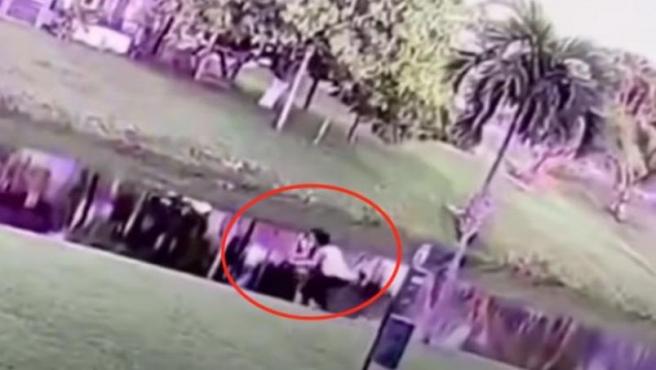 Mujer asesina a su hijo autista lanzándolo en un canal y finge que había sido secuestrado