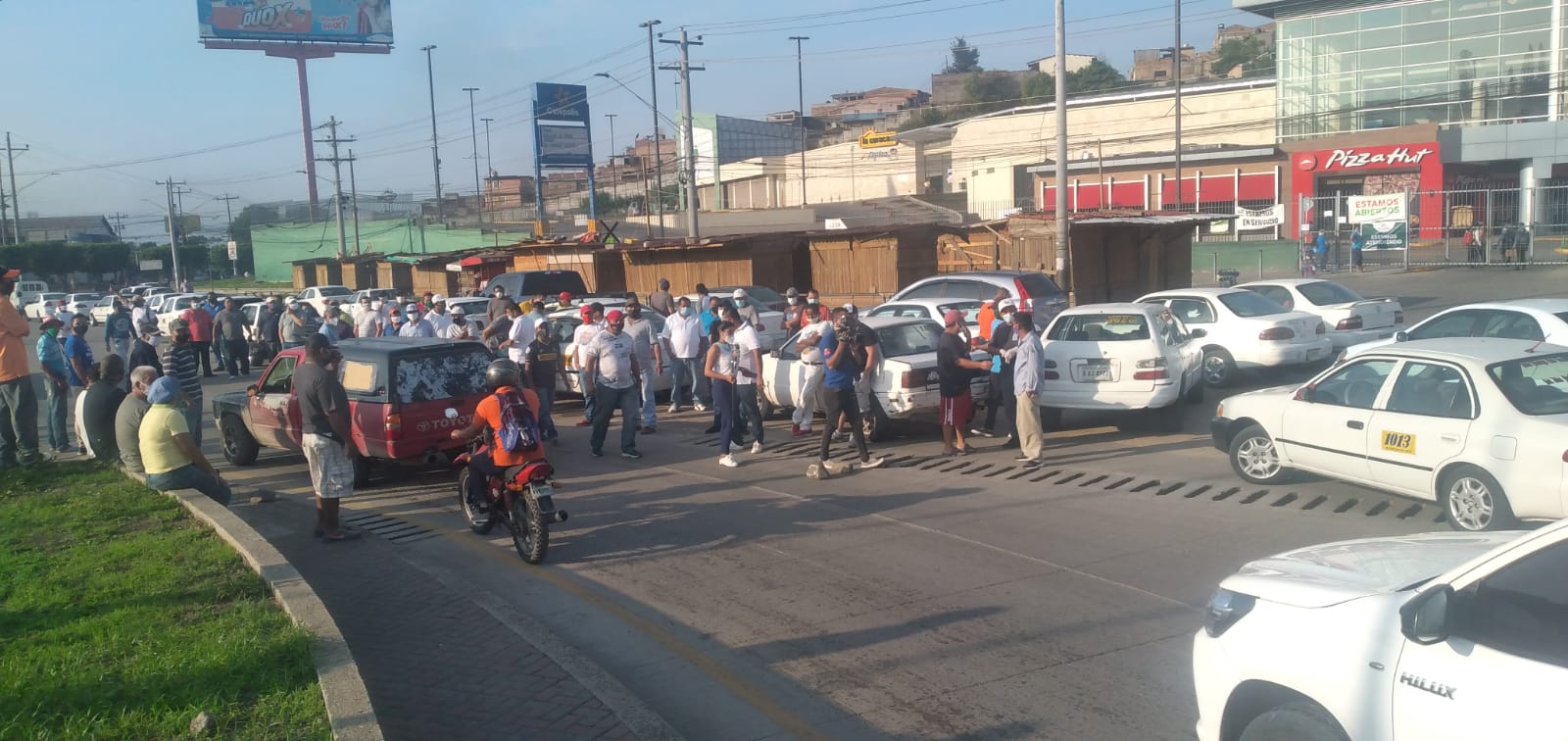 Transportistas hondureños salen a las calles a exigir que se les permita operar, tras dos meses sin trabajo