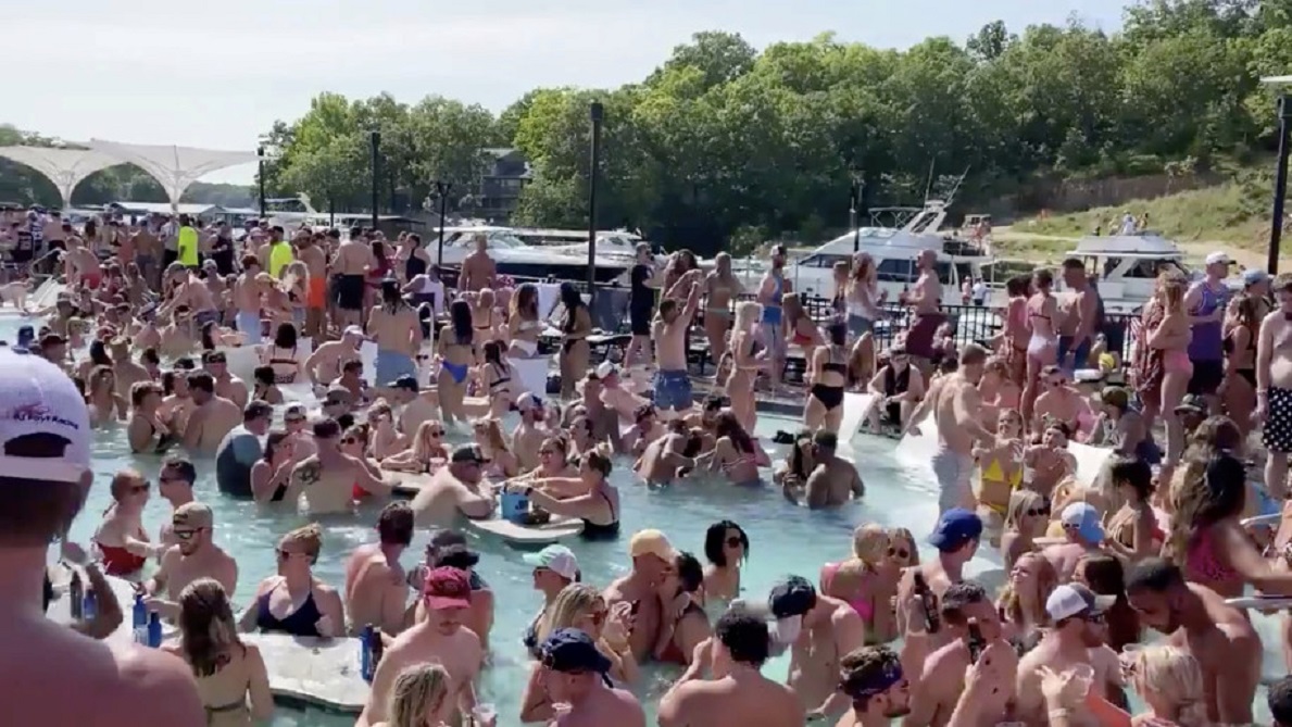 Vídeo: Indignación por fiesta en una piscina en plena pandemia del coronavirus en Estados Unidos