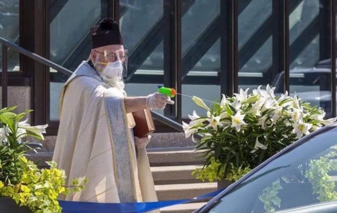 Con una pistola de agua, sacerdote bendice alimentos para prevenir el covid-19