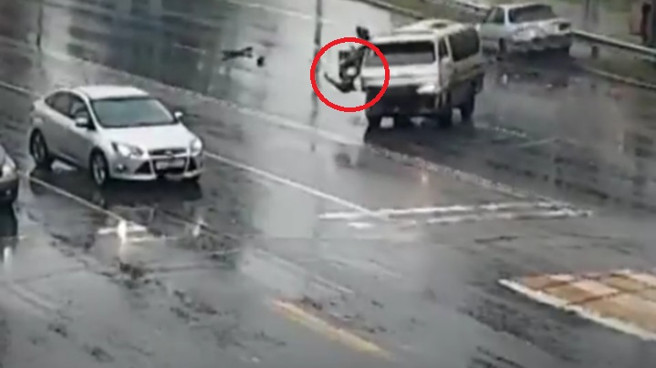 Cámaras de seguridad captan el momento en que hombre salva la vida de un niño de 3 años al caer de un microbús